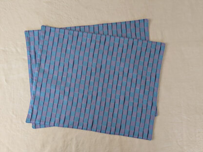 Sets de table bleus et parme à carreaux – Image 2