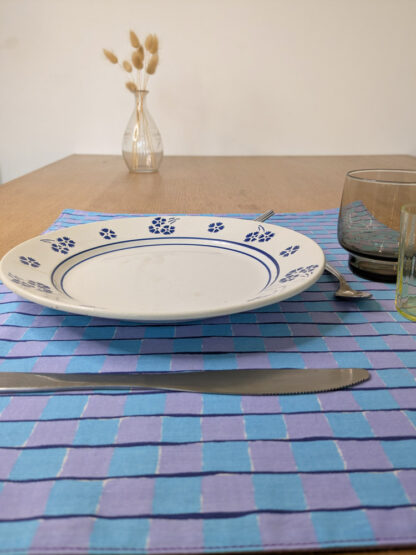 Sets de table bleus et parme à carreaux