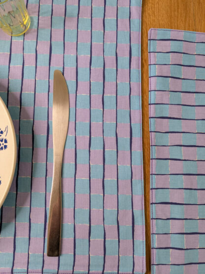Sets de table bleus et parme à carreaux – Image 5