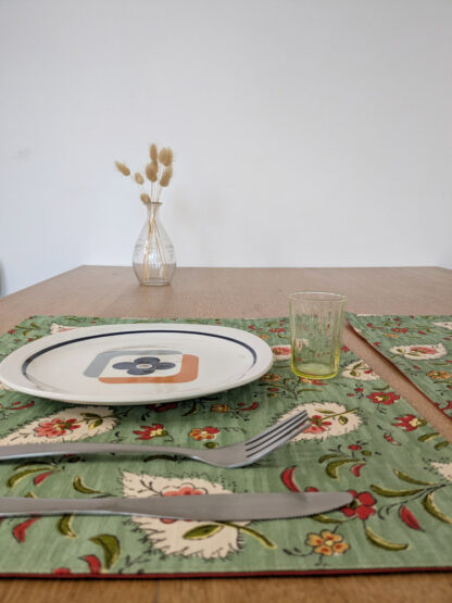 Sets de table verts à motif cachemire et fleurs – Image 3