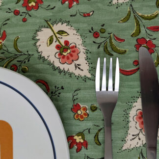 Sets de table verts à motif cachemire et fleurs