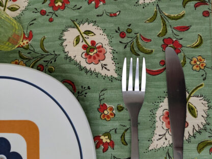 Sets de table verts à motif cachemire et fleurs