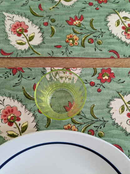 Sets de table verts à motif cachemire et fleurs – Image 4