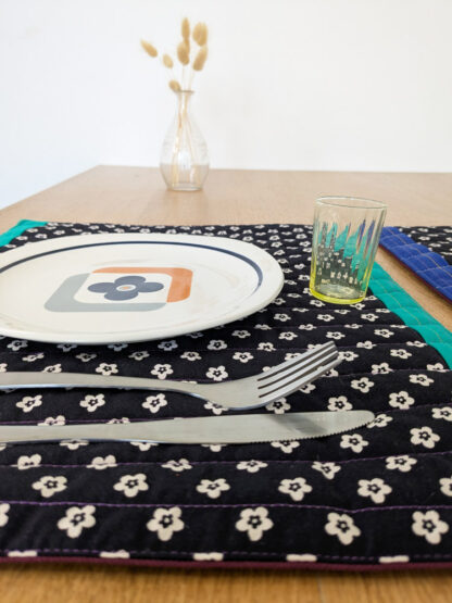 Sets de table noirs à fleurs blanches – Image 4
