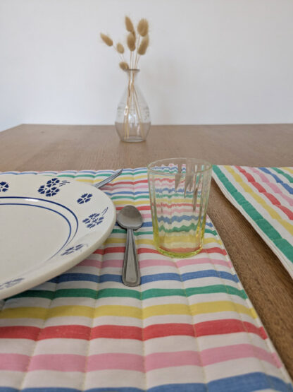 Sets de table à rayures multicolores – Image 4
