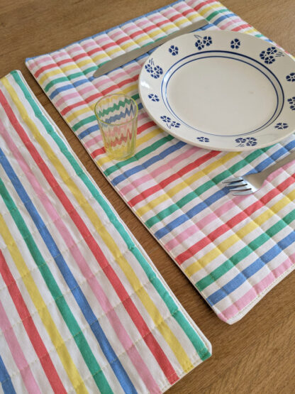 Sets de table à rayures multicolores