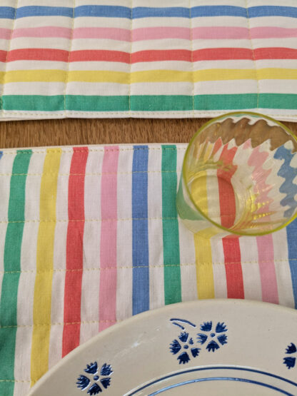 Sets de table à rayures multicolores – Image 5