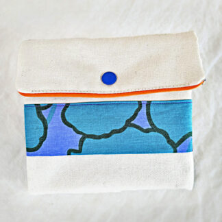 Pochette molletonnée bleue et blanche