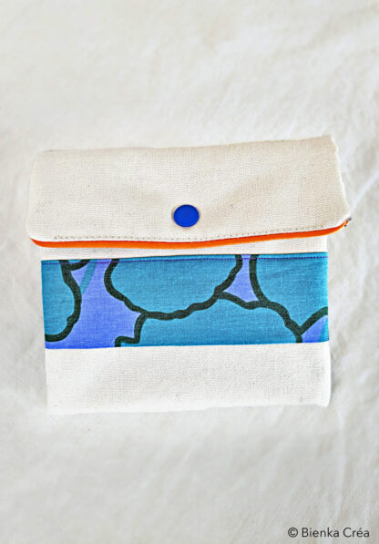 Pochette molletonnée bleue et blanche