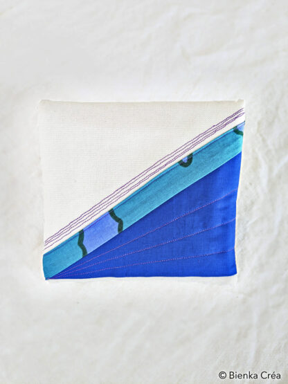 Pochette molletonnée bleue et blanche – Image 3