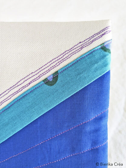 Pochette molletonnée bleue et blanche – Image 5