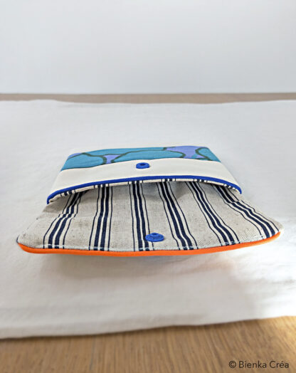 Pochette molletonnée bleue et blanche – Image 4