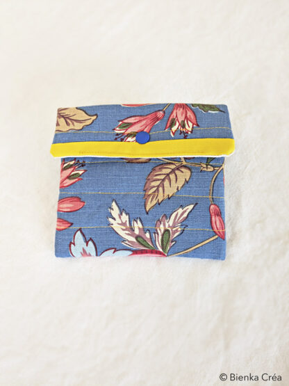 Pochette matelassée bleue à fleurs – Image 2