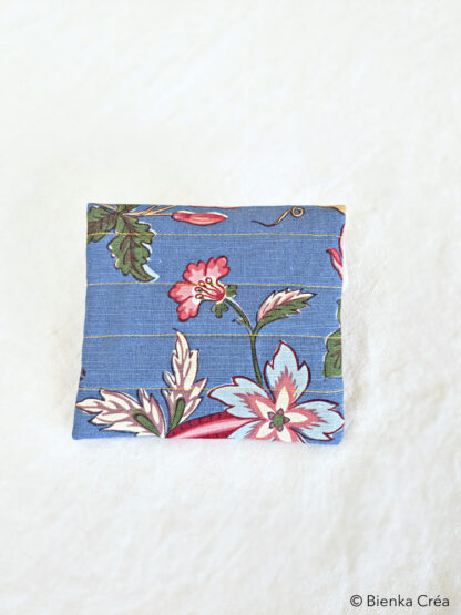Pochette matelassée bleue à fleurs – Image 4