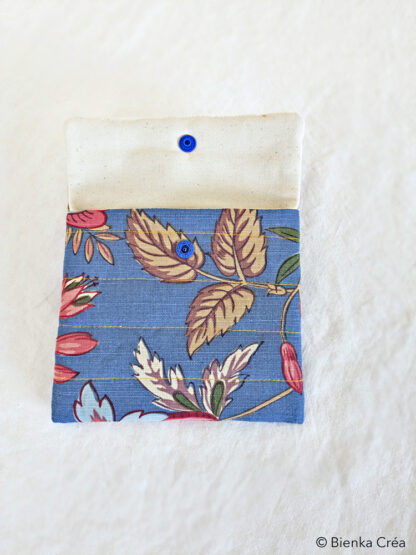 Pochette matelassée bleue à fleurs – Image 3