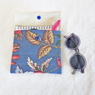 Pochette matelassée bleue à fleurs