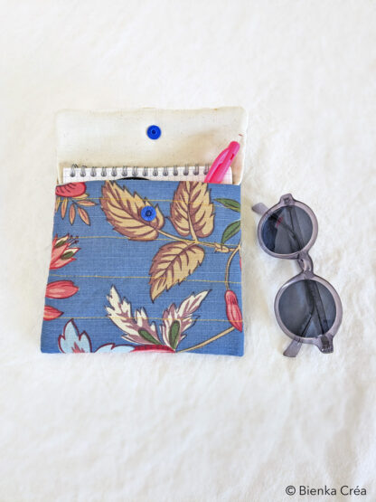 Pochette matelassée bleue à fleurs