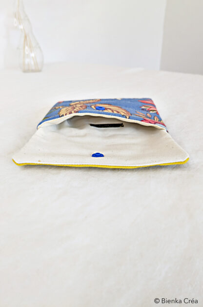 Pochette matelassée bleue à fleurs – Image 5