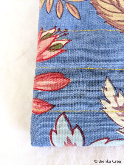 Pochette matelassée bleue à fleurs – Image 6