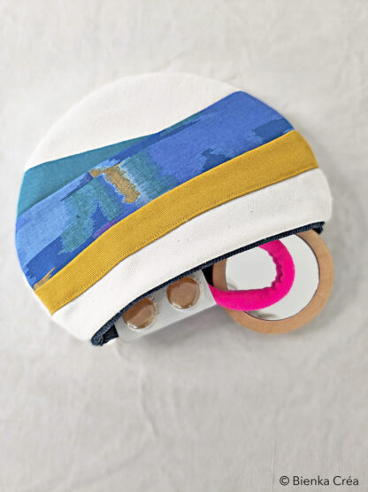 Pochette trousse demi-lune écrue, jaune et bleue – Image 3