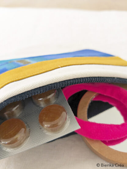 Pochette trousse demi-lune écrue, jaune et bleue – Image 2