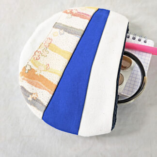 Pochette trousse demi-lune écrue, bleue et multicolore
