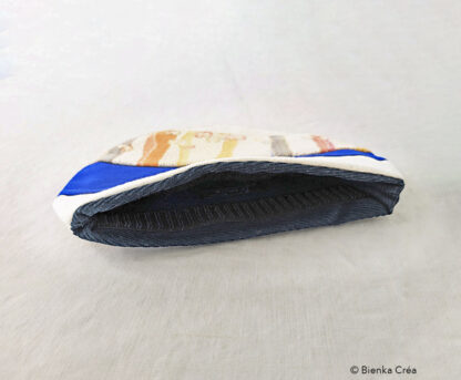 Pochette trousse demi-lune écrue, bleue et multicolore – Image 3