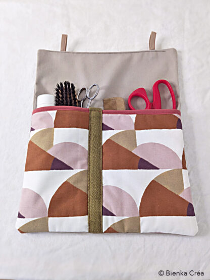 Organisateur mural marron et gris taupe à motifs géométriques