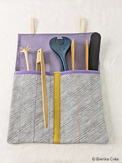 Organisateur mural violet parme à rayures blanches et noires – Image 2