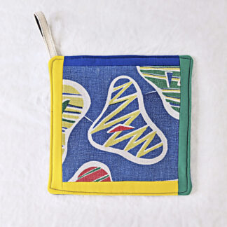 Manique bleue à motifs multicolores