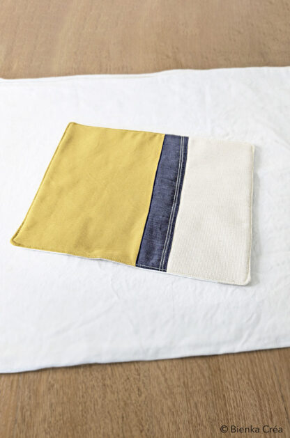 Dessous de plat jaune, blanc et gris