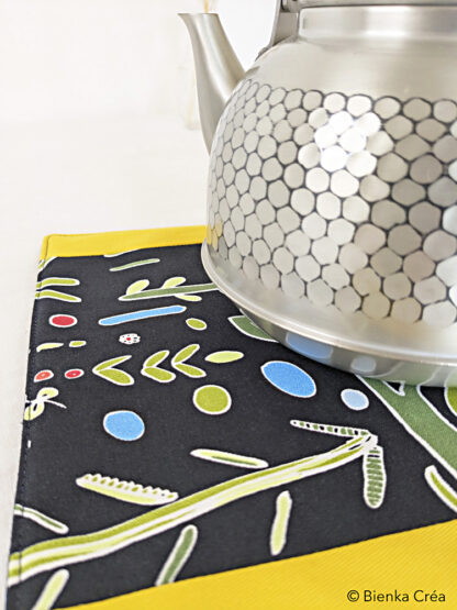 Dessous de plat noir et jaune à motifs multicolores – Image 3
