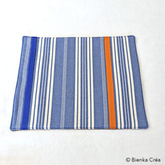 Dessous de plat bleu à rayures blanches