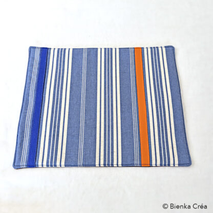Dessous de plat bleu à rayures blanches