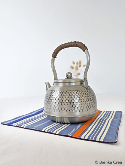 Dessous de plat bleu à rayures blanches – Image 3