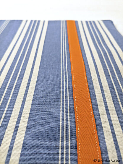 Dessous de plat bleu à rayures blanches – Image 2