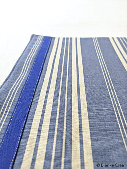 Dessous de plat bleu à rayures blanches – Image 4