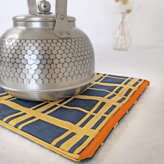 Dessous de plat bleu à carreaux jaunes
