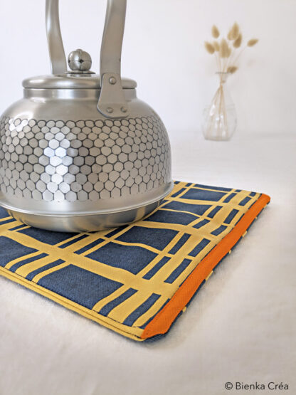 Dessous de plat bleu à carreaux jaunes