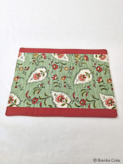Dessous de plat vert et rouge à fleurs cachemire – Image 2
