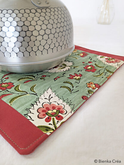 Dessous de plat vert et rouge à fleurs cachemire – Image 3