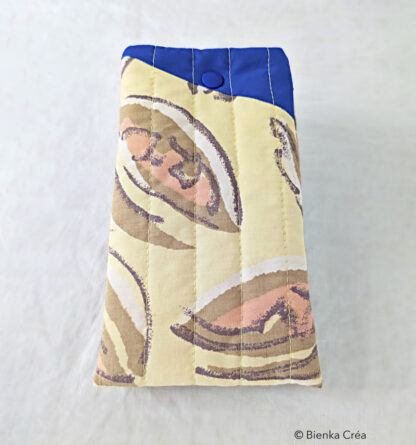 Étui-pochette matelassé jaune et rose à motifs floraux – Image 3