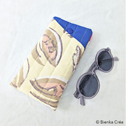Étui-pochette matelassé jaune et rose à motifs floraux
