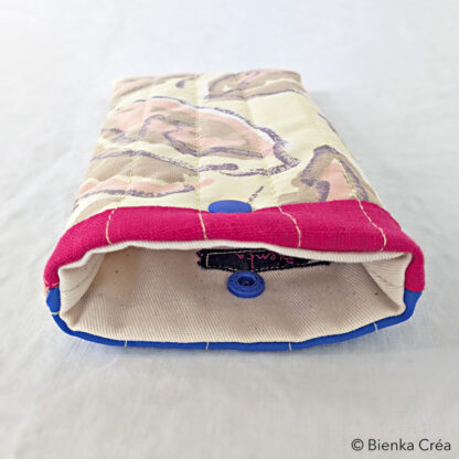 Étui-pochette matelassé jaune et rose à motifs floraux – Image 2