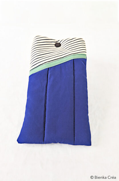 Étui-pochette matelassé bleu à rayures noires et blanches – Image 2