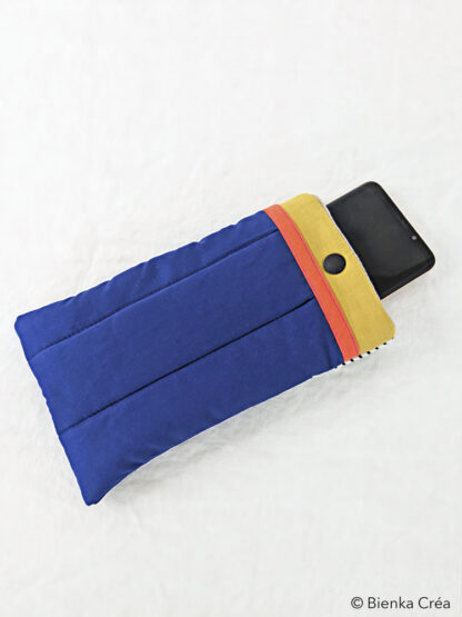 Étui-pochette matelassé bleu à rayures noires et blanches – Image 3