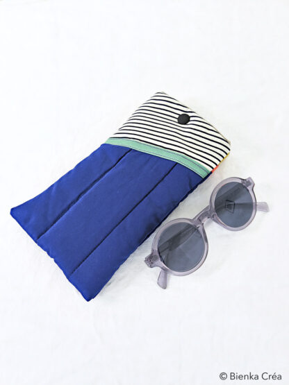 Étui-pochette matelassé bleu à rayures noires et blanches – Image 4