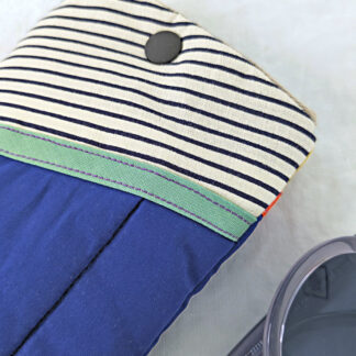 Étui-pochette matelassé bleu à rayures noires et blanches