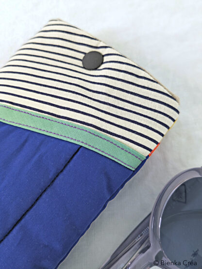Étui-pochette matelassé bleu à rayures noires et blanches
