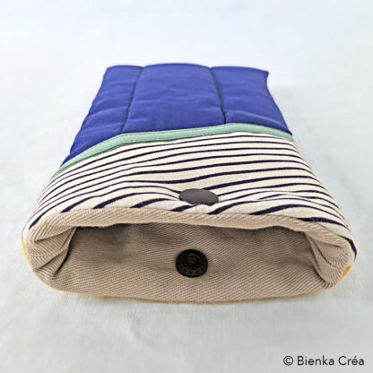 Étui-pochette matelassé bleu à rayures noires et blanches – Image 6